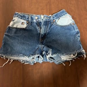 569 LEVI’s loose jean shorts